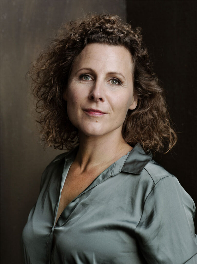 Ester Naomi Perquin schrijft het Poëziegeschenk 2027 Ester Naomi Perquin schrijft het Poëziegeschenk 2027